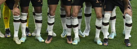 Cores do arco-íris nas chuteiras de vários jogadores da Alemanha antes do jogo contra o Japão.