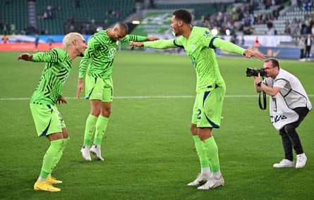 Omar Marmoush (à gauche) et Felix Nmecha (à droite) de Wolfsburg célèbrent après la victoire 4-0 sur Bochum.