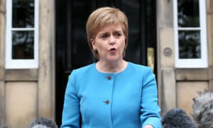 وقد افتتح نيكولا سمك الحفش إمكانية استفتاء ثان.