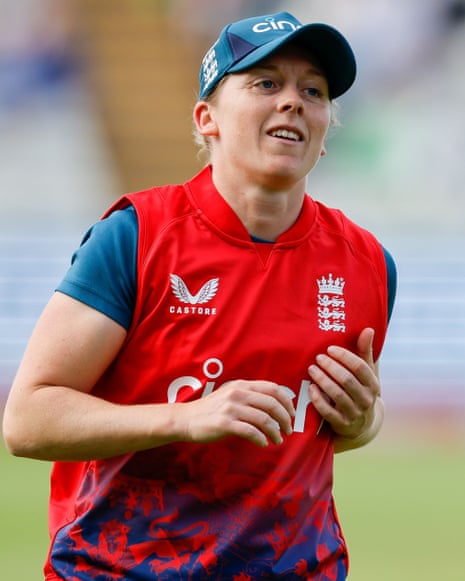 Heather Knight berlari dengan perlengkapan latihan.