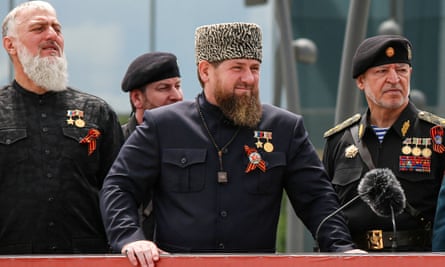 El líder checheno Ramzan Kadyrov, centro, criticó al Ministerio de Defensa ruso.