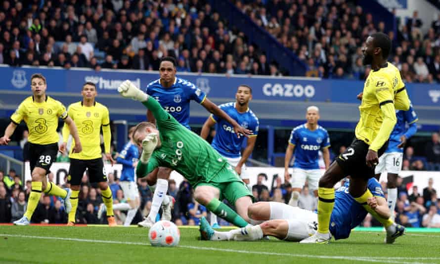 Jordan Pickford d'Everton sauve un tir à bout portant d'Antonio Rüdiger de Chelsea en seconde période à Goodison Park.