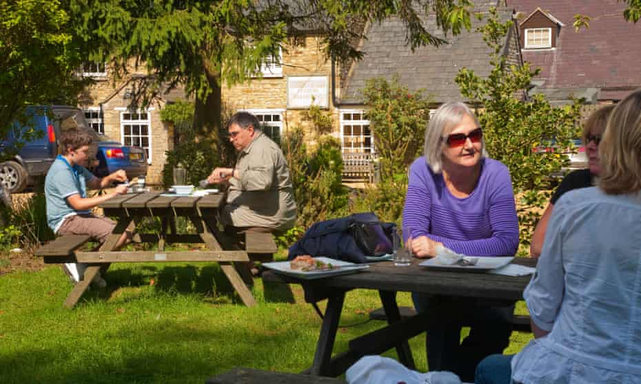 Diners outside the Finches Arms pub, Rutland Water
