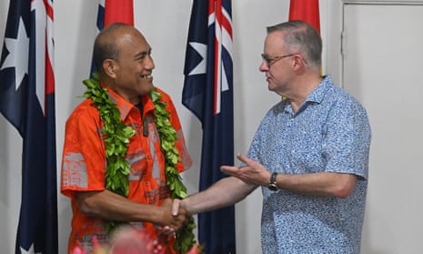 Anthony Albanese talks with Kiribati’s president, Taneti Maamau, at the Pacific Island Forum.