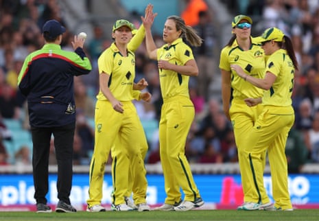 Ellyse Perry diberi selamat setelah memecat Danielle Gibson.