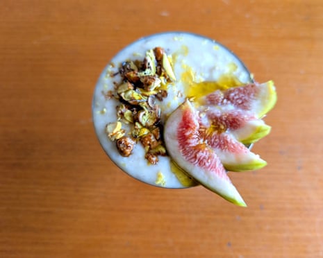 Bowl of porridge with pistachios and figs on top