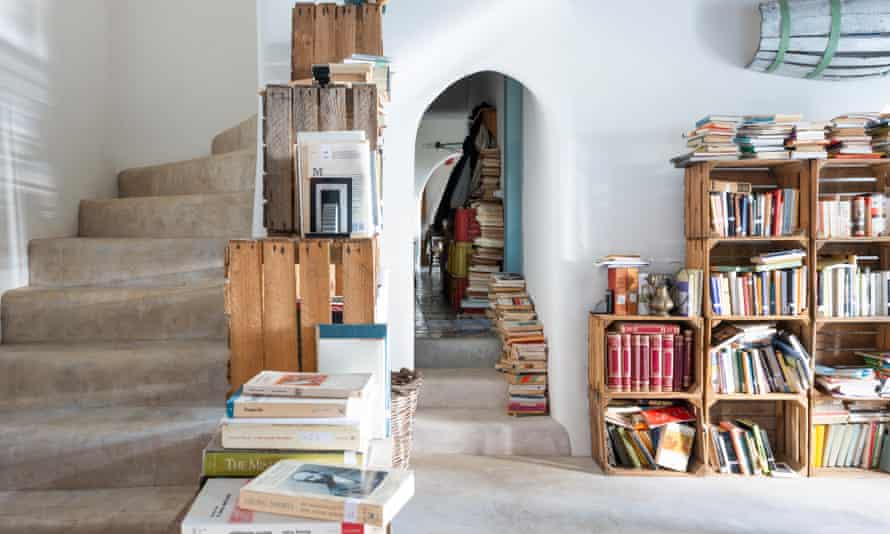 grape-collecting crates utilized arsenic bookshelves successful the study