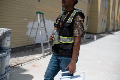 Un trabajador de la construcción intenta mantenerse fresco durante una ola de calor en Houston, Texas.