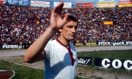 Luigi Riva waving to Cagliari fans. He played for the club for almost all his career.