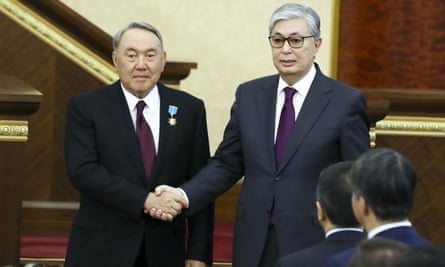 Kassym-Jomart Tokayev (R) and Nursultan Nazarbayev shake hands after the former’s inauguration ceremony.