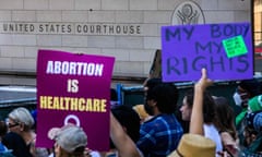 US-JUSTICE-COURT-ABORTION-PROTEST<br>People protest in front of a courthouse in downtown Los Angeles, on June 25, 2022, a day after the Supreme Court released a decision on Dobbs v Jackson Women's Health Organization, striking down the right to abortion. - Abortion rights defenders fanned out across America on June 25 for a second day of protest against the Supreme Court's thunderbolt ruling, as state after conservative state moved swiftly to ban the procedure. (Photo by Apu GOMES / AFP) (Photo by APU GOMES/AFP via Getty Images)