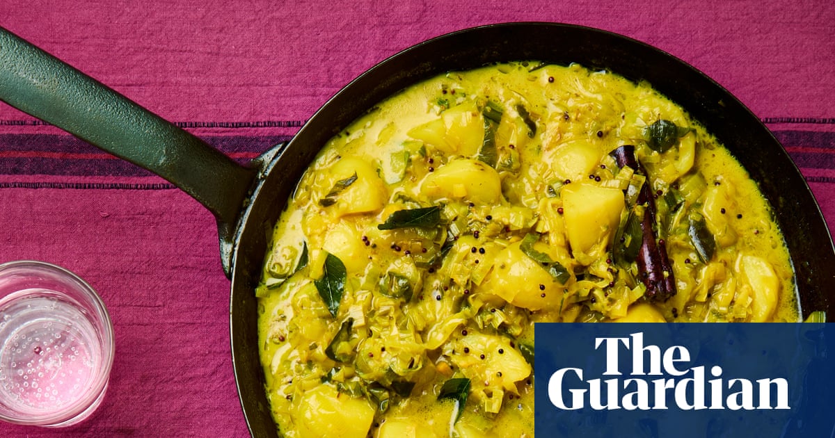 लीक, आलू और नारियल करी के लिए मीरा सोढ़ा की शाकाहारी रेसिपी | नया शाकाहारी