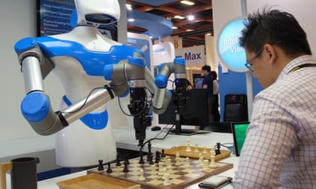 A man plays chess with a robot designed by Taiwan’s Industrial Technology Research Institute (ITRI) in Taipei in 2017.