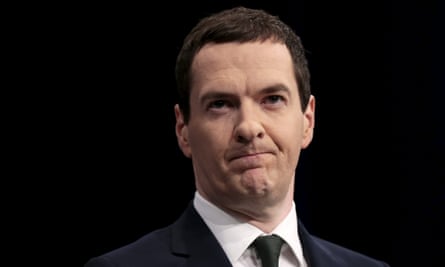 George Osborne en costume-cravate regardant hors caméra