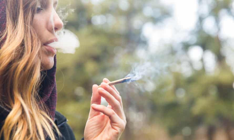 Une femme fumant du cannabis à Portland, aux États-Unis, où il est légal d'en consommer à des fins récréatives.
