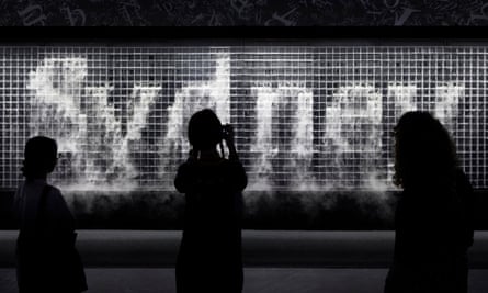 Cloud Display, obra de Lozano-Hemmer que transforma a fala em vapor de água.