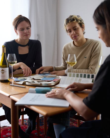 أصدقاء حول الطاولة ينظرون إلى عينات الألوان