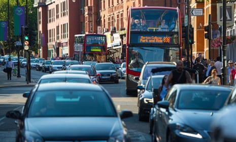 一項新的研究表明，住在繁忙的交通附近可能會增加患癡呆症的可能性