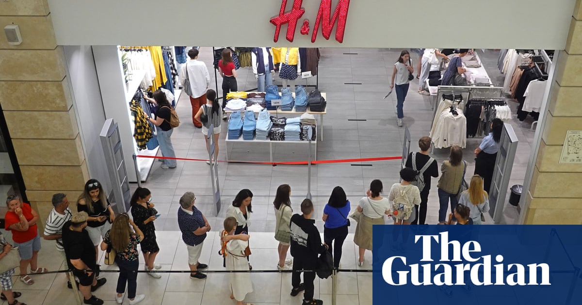 Massive queues in Moscow as shoppers take last chance to shop at H&M