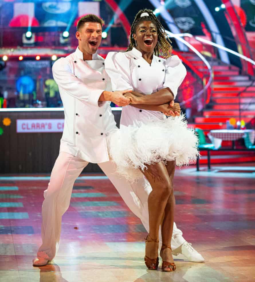 Die richtigen Schritte: Clara Amfo tanzt mit Aljaz Skorjanec bei Strictly Come Dancing im November 2020.