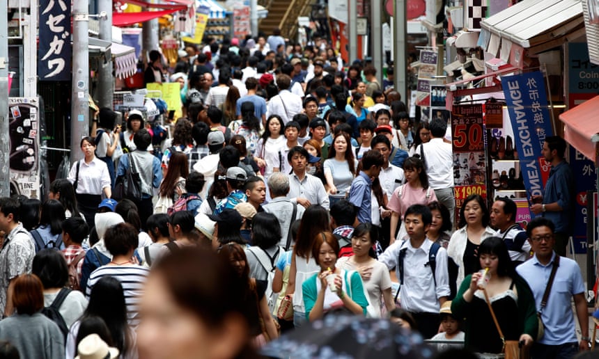 Tokyo padat penduduknya, sehingga tidak memiliki ruang untuk tempat pembuangan sampah. Foto: Yuya Shino / EPA | theguardian.com