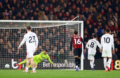 Bruno Fernandes scores from the penalty spot