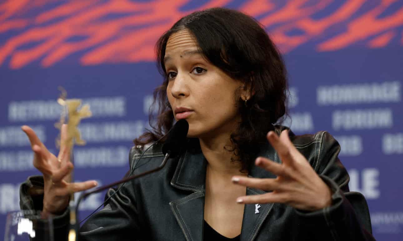 Francia debería devolver mucho más arte africano saqueado, dice el cineasta.