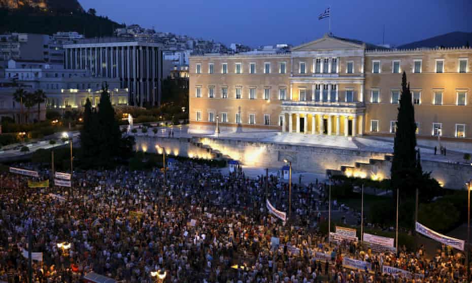 Protesters gather train in front of the parliament during a pro-government rally calling on Greece’s European and International Monetary creditors to soften their stance in the cash-for-reforms talks in Athens, June 17, 2015. The Greek central bank warned on Wednesday that the country risked a painful exit from the euro and ultimately even the European Union if Athens and its creditors do not strike a swift aid-for-reforms deal. REUTERS/Yannis Behrakis