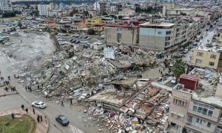 Une vue aérienne des débris de bâtiments effondrés à Hatay.