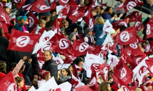 Les fans de Servette font flotter les drapeaux.
