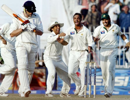 Shoaib Akhtar (deuxième à droite) montre sa joie après avoir renvoyé Andrew Flintoff à Faisalabad en 2005.