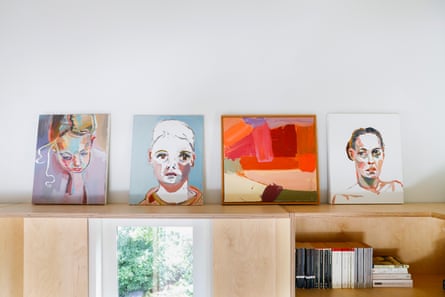 Lukisan yang ada di kantor Kylie, dilukis oleh suaminya, Ben Quilty, dan putranya Joe Quilty. Potret diri Joe berada di urutan kedua dari kiri.
