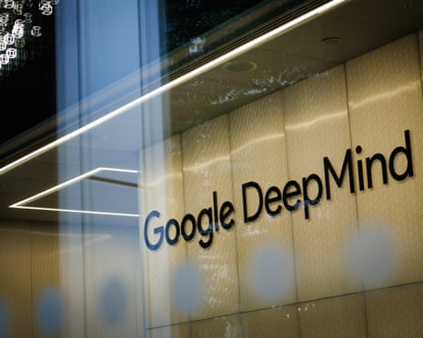Londra'daki Google DeepMind ofis binası işçilerle