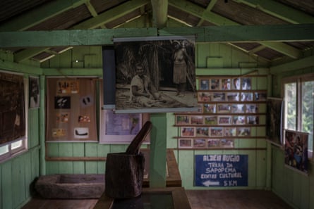Una colección de fotografías y objetos en una cabaña del espacio cultural Xokleng, en Aldeia Bugio.