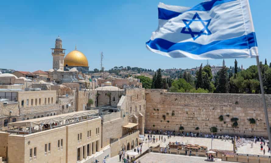 La bandera israelí ondea sobre el Muro Occidental en Jerusalén.