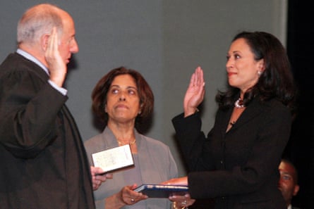 harris with hand raised across from man with his hand raised. her mother is in between them