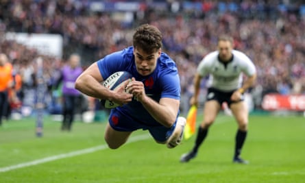 Damian Penaud s'envole pour marquer le premier essai de la France.