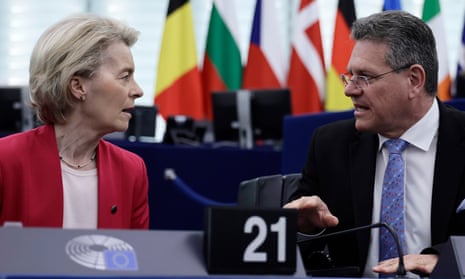 President Ursula von der Leyen (L) and EU trade commissioner Maroš Šefčovič (R) converse before a debate at the European Parliament in Strasbourg.