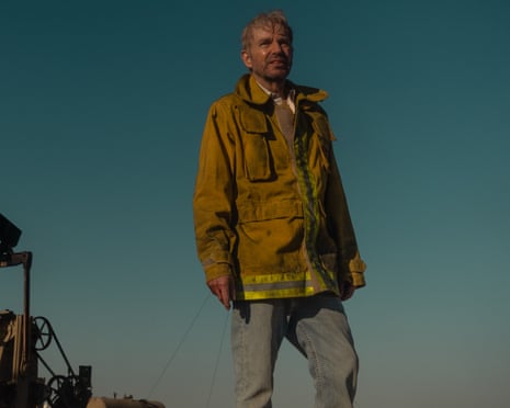 بیلی باب تورنتون در یک کت آتشنشان