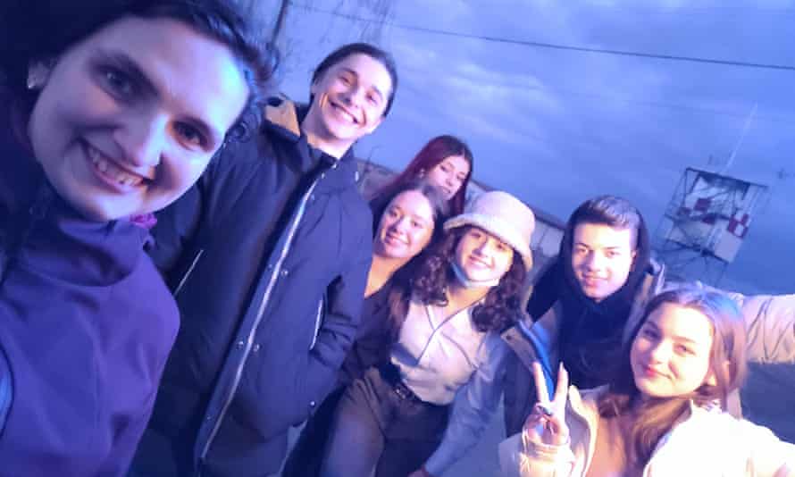 Учитель и подростки улыбаются на селфи