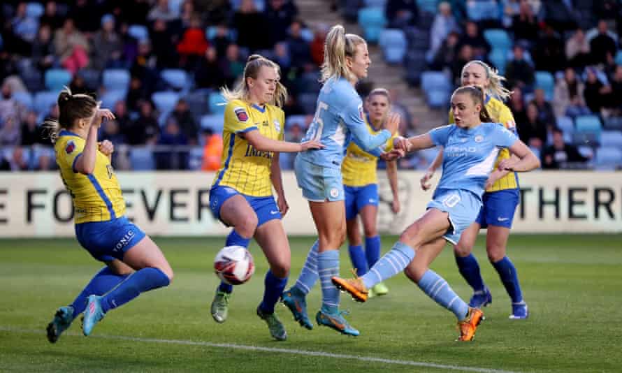 Georgia Stanway fires home Manchester City's third goal.