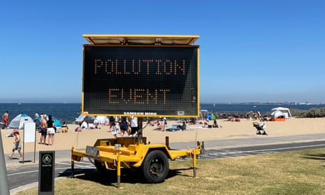 A sign saying 'POLLUTION EVENT' at Elwood beach
