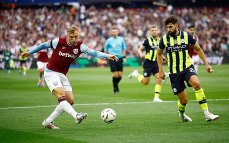 Jarrod Bowen squares the ball that leads to West Ham’s equaliser.