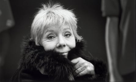 Diana Rigg wurde 2004 von Jane Bown vom Observer fotografiert.