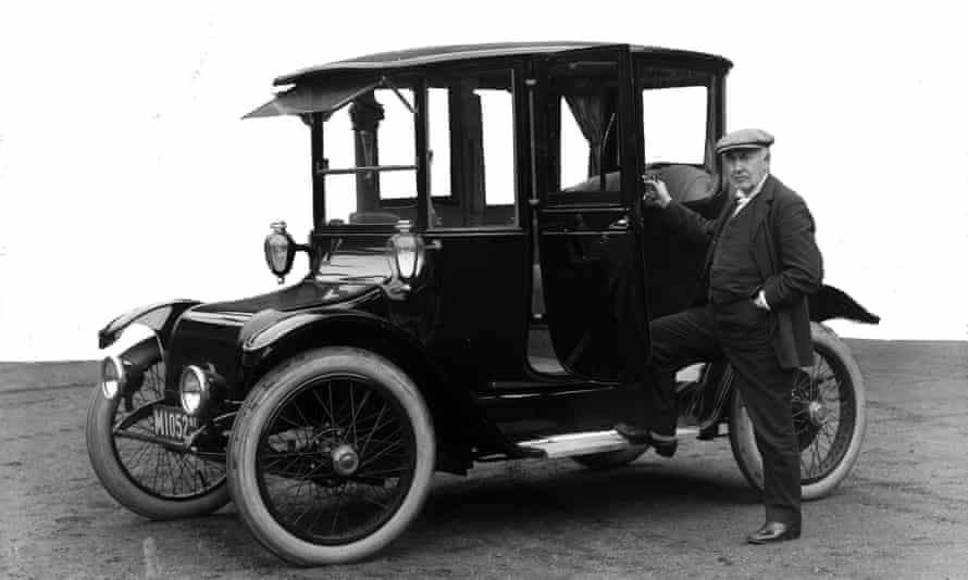 Thomas Alva Edison standing beside a Detroit Electric touring automobile, produced by Detroit’s Anderson Electric Car Company, 1914.