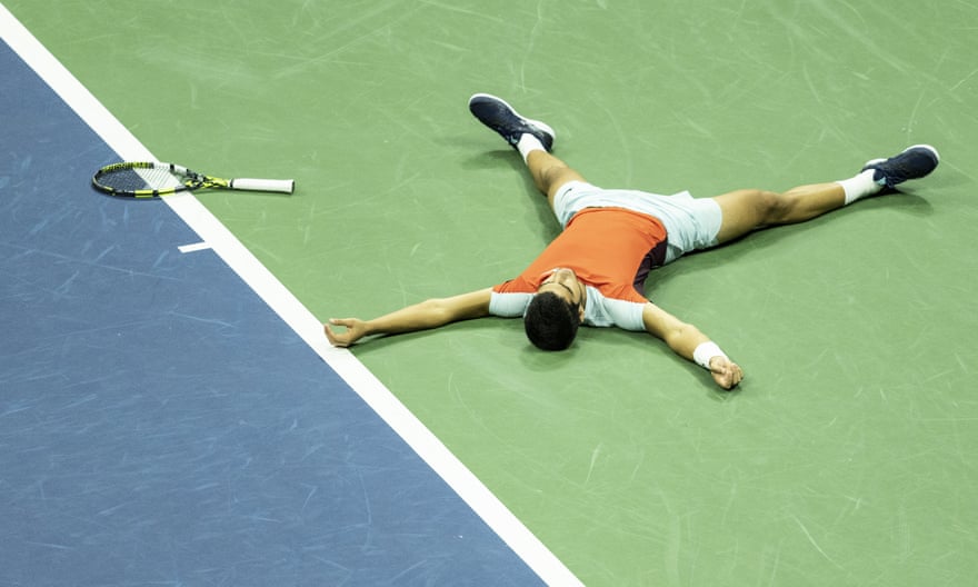 Carlos Alcaraz and Casper Ruud face off for world No 1 spot in US Open final | US Open Tennis 2022 4 Carlos Alcaraz falls to the floor after beating Frances Tiafoe