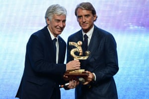 Roberto Mancini (right) hands the 2019 Serie A coach of the year award to Gian Piero Gasperini.