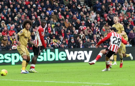 Enzo Le Fée scores for Sunderland against Crystal Palace.