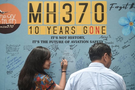 Una mujer en Subang Jaya escribe un mensaje en un evento organizado por las familias de las víctimas para conmemorar el décimo año desde la desaparición del vuelo MH370 de Malaysia Airlines.