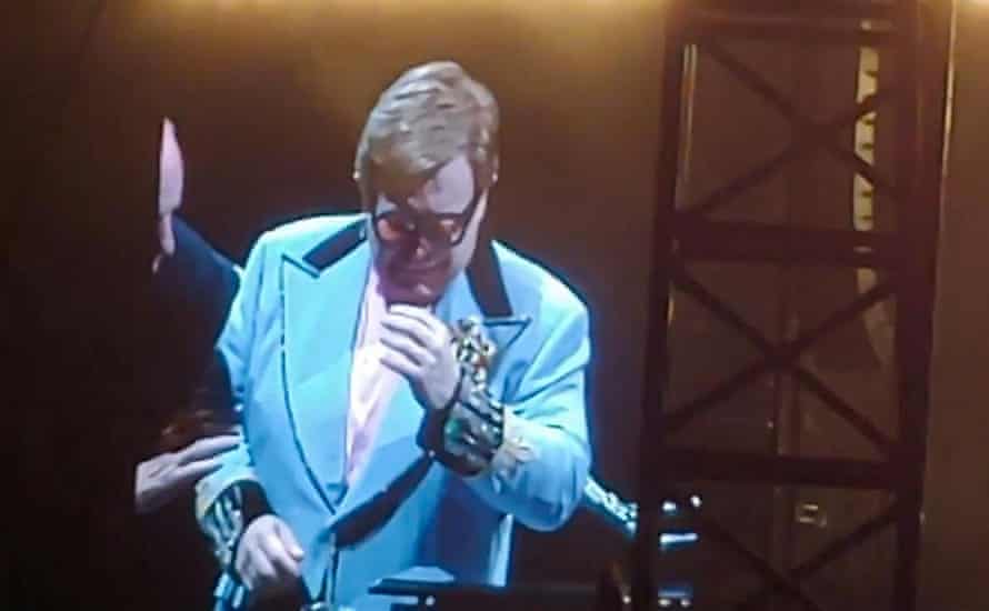 Elton John apologising to fans after cutting short a concert in Auckland.